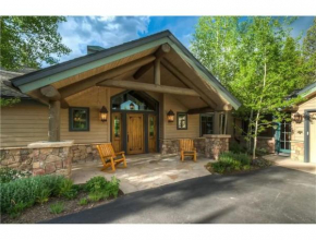 Spacious Mountain Chalet - Hot Tub & Secluded!